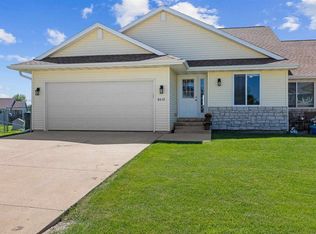 8410 Woodstone Ct SW, Cedar Rapids, IA 52404