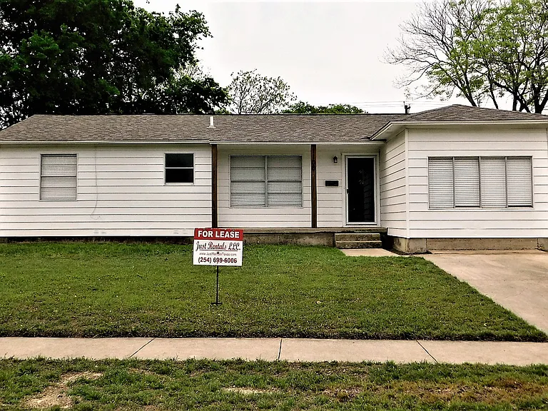 1100 Estes Dr — Photo 2