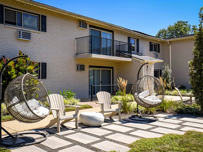 Outdoor resident lounge