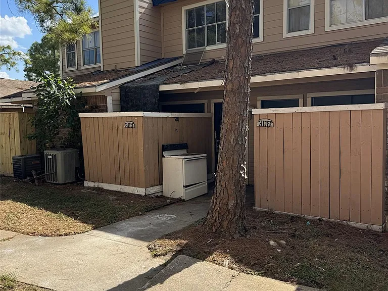 7402 Alabonson Rd — Photo 1