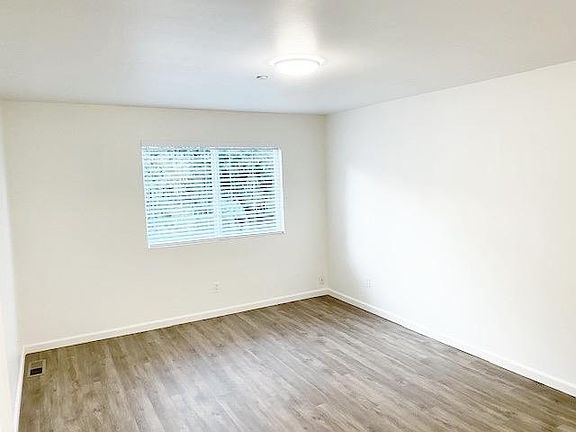3rd image of 1638 Annie St