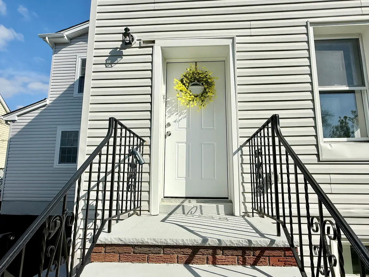 Building Photo - 13 Roosevelt Ave #A