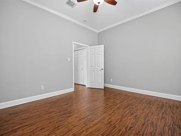10310 Chevy Chase Dr — Photo 34