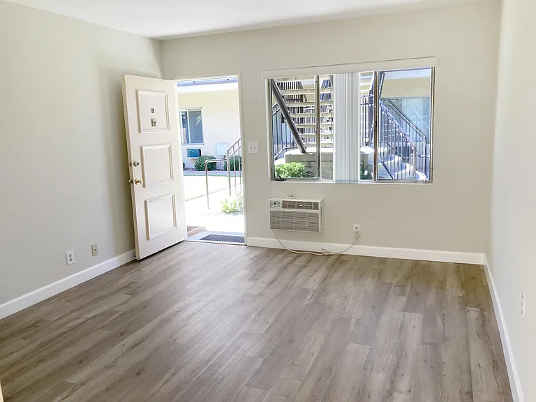 204 East Broadway — Photo 15