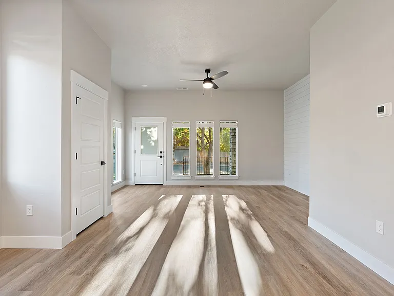 615 N Locust St — Photo 5