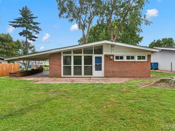 8401 Saint Olaf Dr, Saint Louis, MO 63134