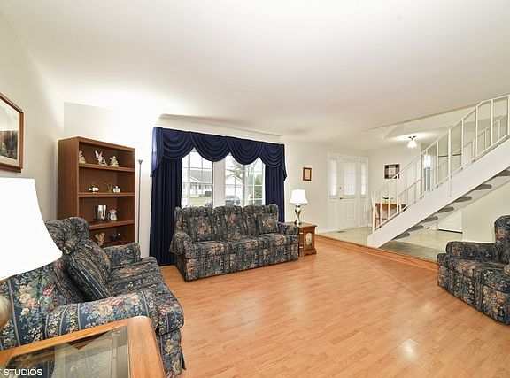 3rd image of 925 Longford Dr