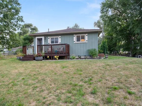 9303 Beechcrest St, White Lake, MI 48386