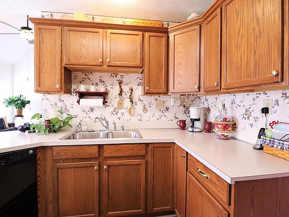 4th image of 876 Burkewood Dr