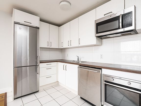 3rd image of 798 Richmond St W #1079739