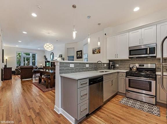 3rd image of 1037 W Oakdale Ave #1