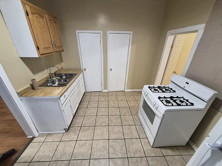 2046 W 19th St #2 — Photo 7