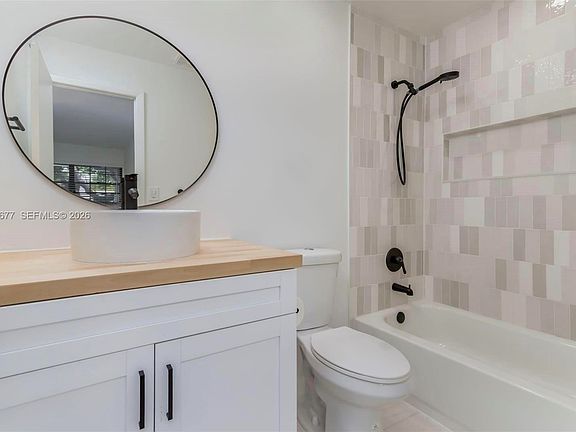 4th image of 931 NE 199th St APT 201-22