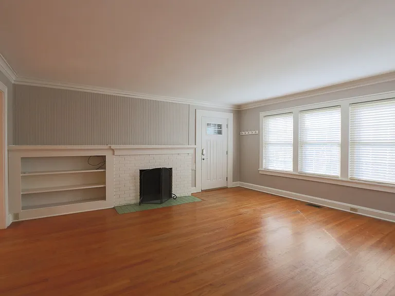 224 E Winthrope Rd — Photo 2