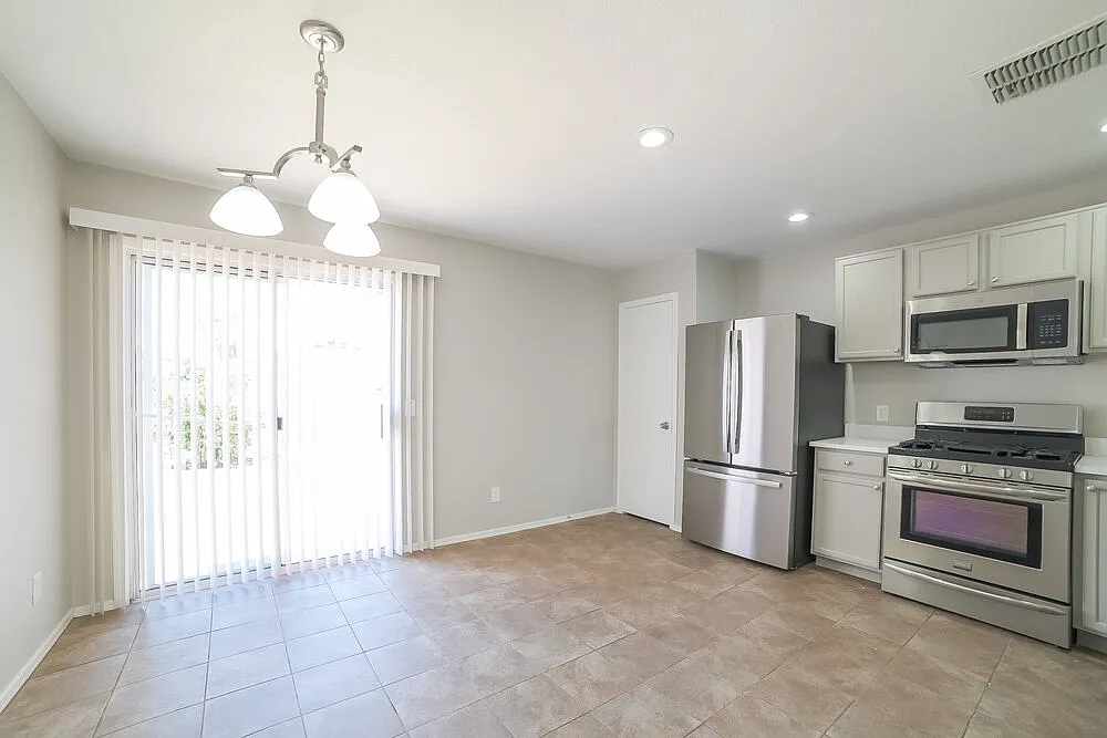 3 bed, 2.0 bath, 1395 sqft, $1,725 — Photo 4