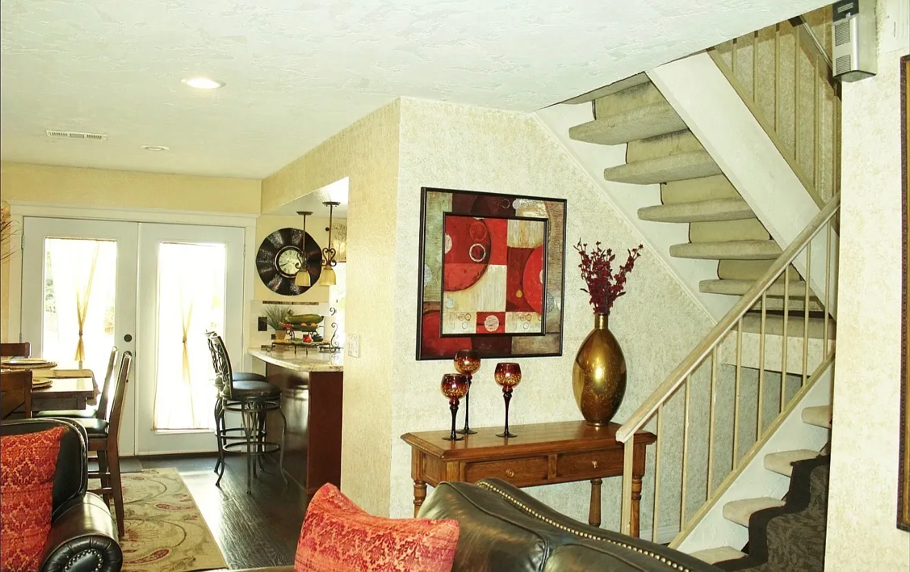 3 bed, 1360 sqft, $2,991 — Photo 3