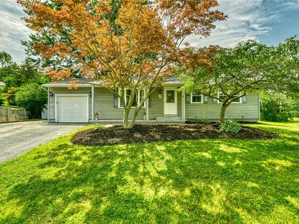 18 Blueberry Cres, Rochester, NY 14623