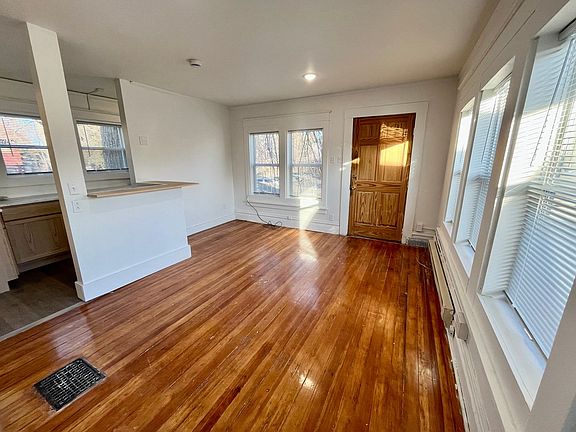 3rd image of 226 S Lucas St #4