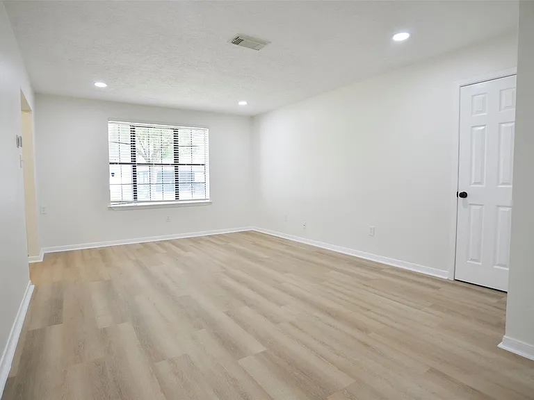 536 Castlelake Dr — Photo 7