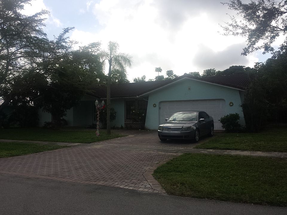 1st image of 842 W Plantation Cir