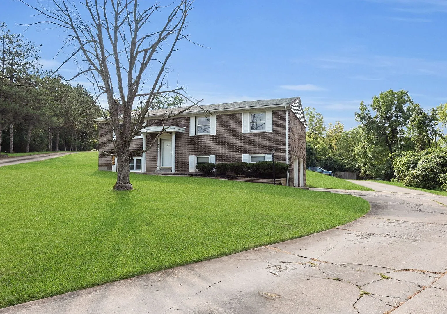 Westwood- Updated 3 Bedroom 2.5 Bath Brick Home. — Photo 3