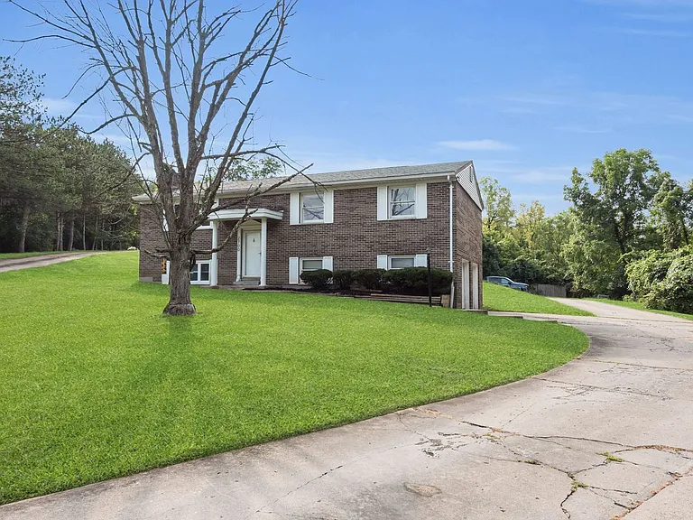 2700 Queenswood Dr — Photo 3