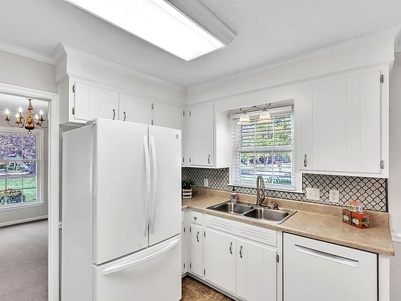 5th image of 806 Shoresbrook Dr