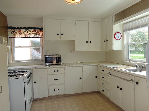 Country kitchen. New refrigerator 12- 2015. Microwave new 4-2015. The stove is also included.