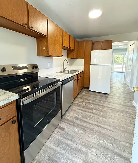 Pelican Hill Apts - 637 Pleasant Ave - 304 — Photo 3
