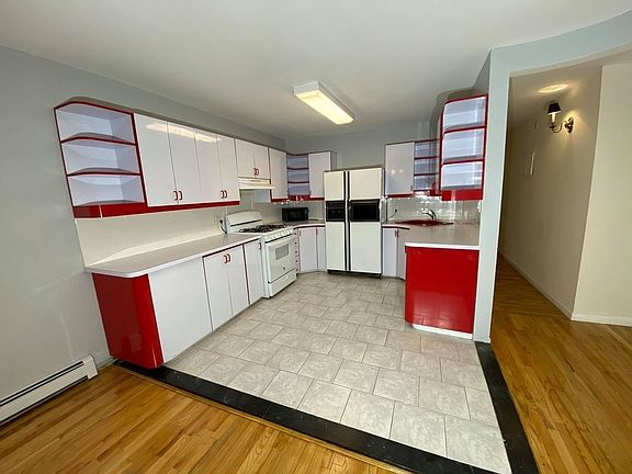 2nd image of 180 Nassau Ave APT 2