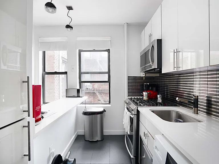 210 W 10th St #5F — Photo 3