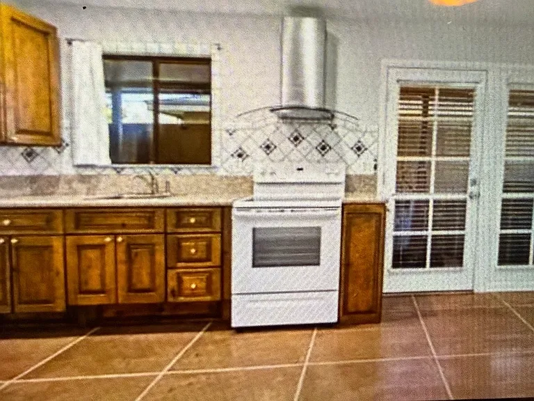 1437 E Hudson Dr — Photo 2
