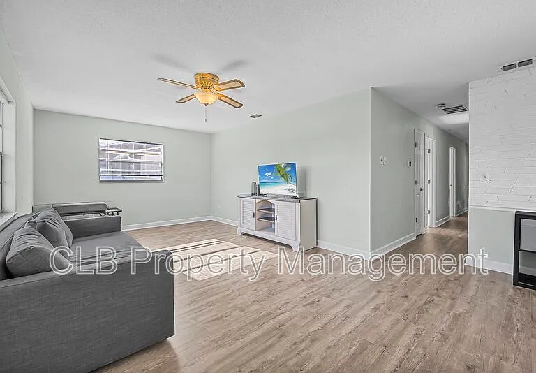 910 New Castle Ct — Photo 3