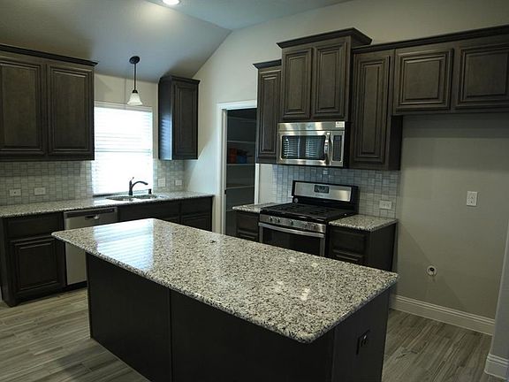 5th image of 902 Birchwood Dr