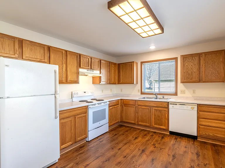 729 Van Es Pkwy — Photo 4
