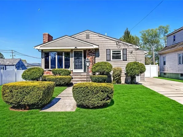 8 Ashby St, Johnston, RI 02919