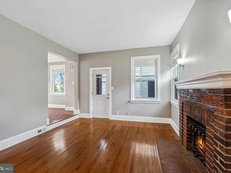 2615 Otis St NE — Photo 6