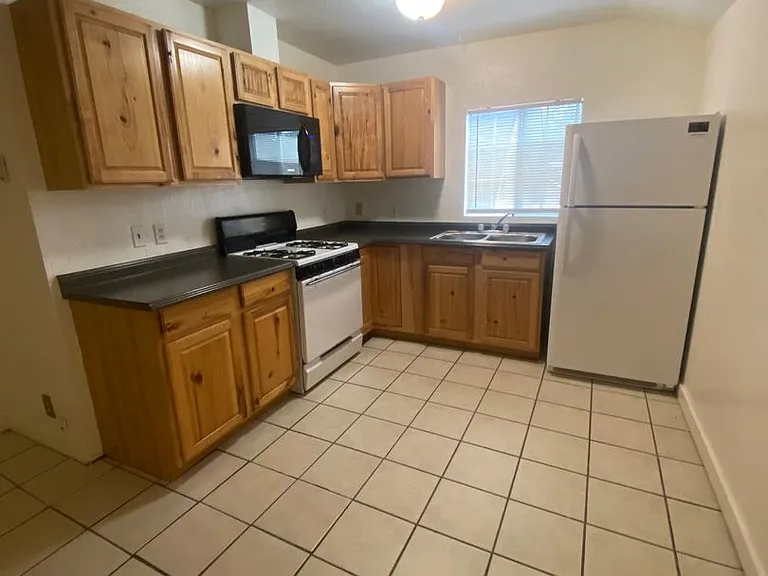 1560 Montgomery St — Photo 3