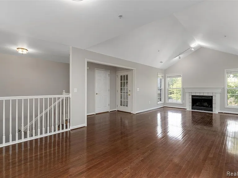28126 Carlton Way Dr — Photo 2