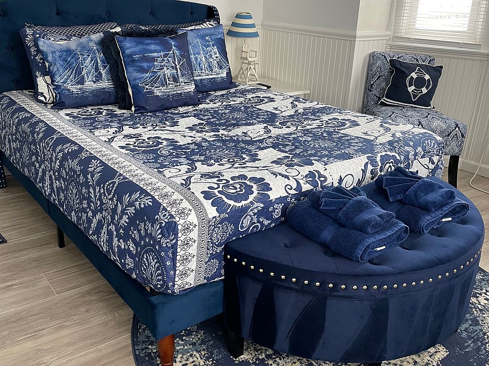 Queen bed.
