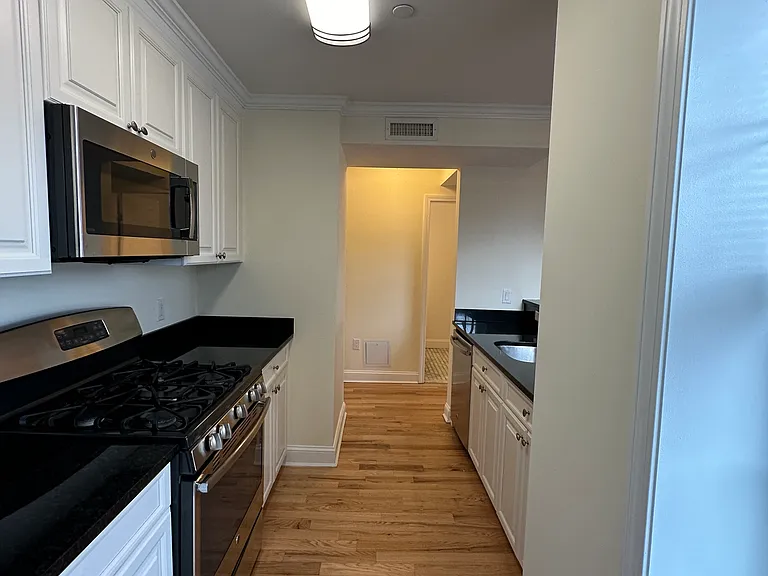 55 Langdon St #6D — Photo 4