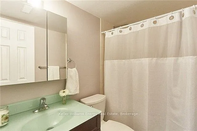 910 Grierson St #LOWER — Photo 13