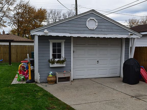 5th image of 1424 Gregory Ave