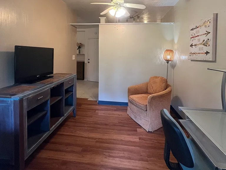 105 S Oak St — Photo 2
