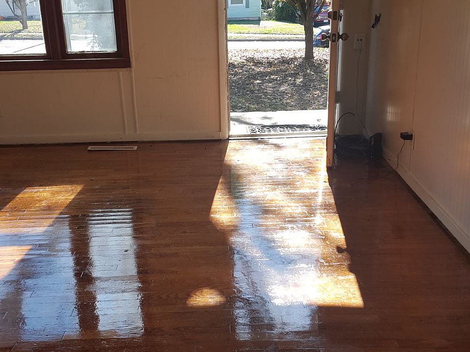 1st image of 907 W Ildereen St