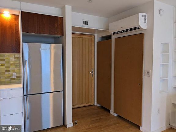 2nd image of 152 W Laurel St #101