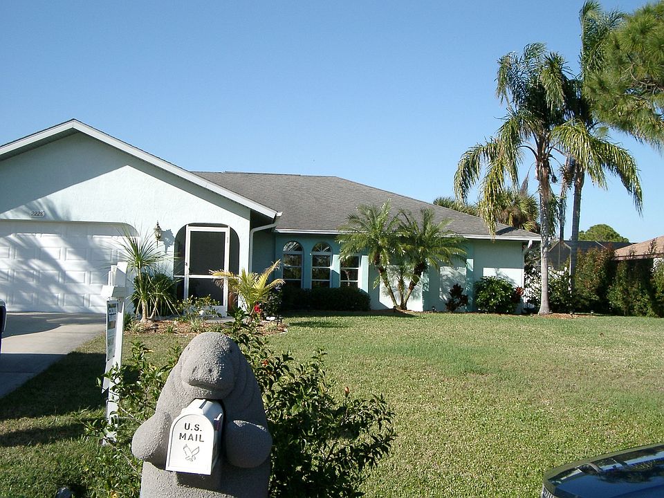 Front view w/Manatee mailbox :-)