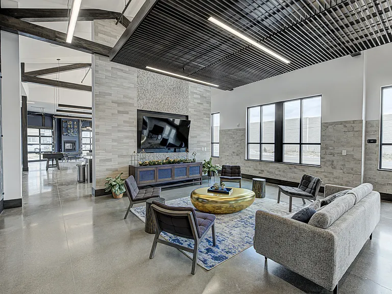 Pullman Pointe — Photo 16