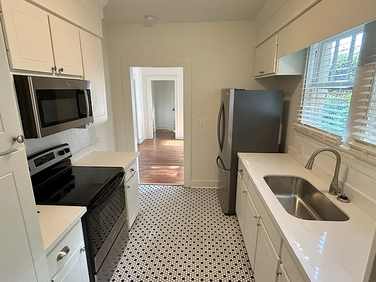 900 Pinehurst Pl — Photo 4