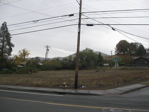 3rd image of 588 NE Winchester St